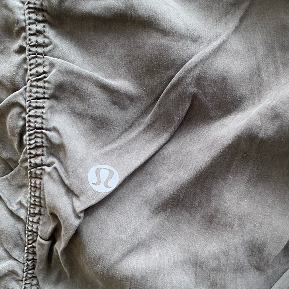 Lululemon light weight crop in size 8 - Picture 8 of 11